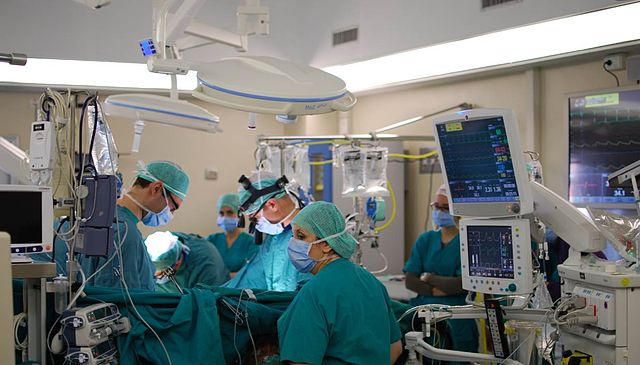 Doctors performing complex surgeries thanks to anaesthesia