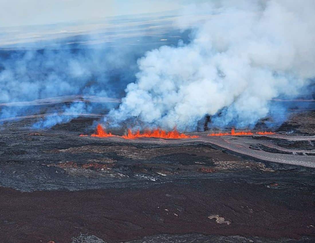 Mauna Loa breathes fire after forty years