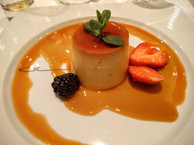 Panna_Cotta_with_caramel_sauce