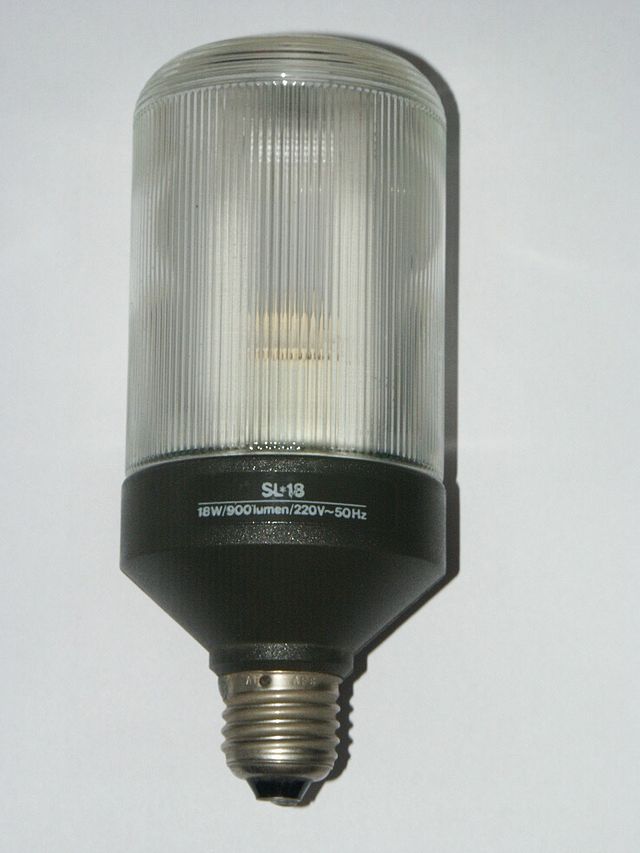 Old_compact_fluorescent_lamp