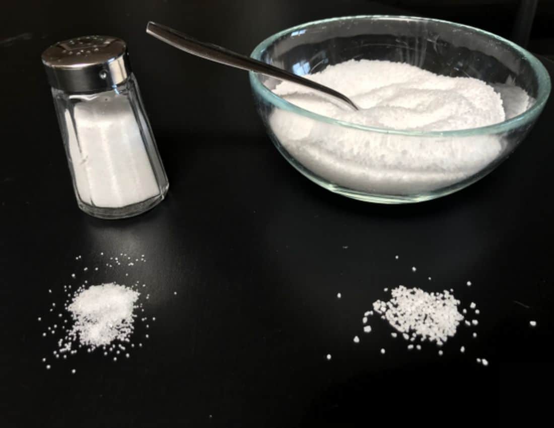 A picture of table salt (left) and kitchen salt (right).