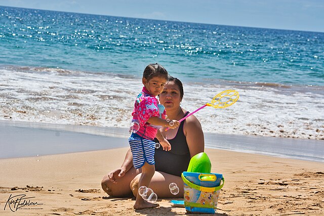 Kids_having_fun_in_the_sun