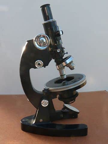Fine_rotative_table_Microscope