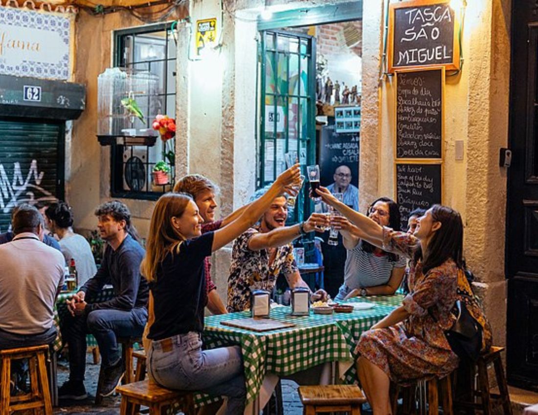 Sharing_a_drink_in_Lisbon