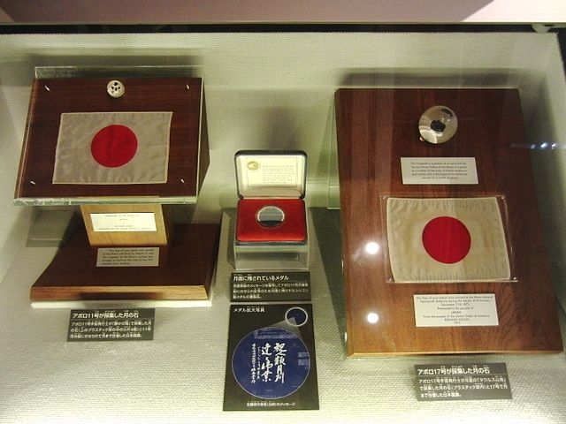 A display case with a variety of objects
Description automatically generated with medium confidence